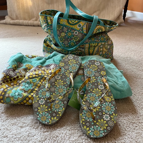 Vera Bradley lemon parfait tote, flip flops (large) and beach towel combo, NWT - Picture 9 of 13